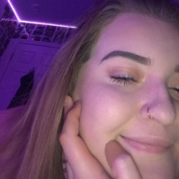 Meet your Posher, Hailey - Picture 1 of 4